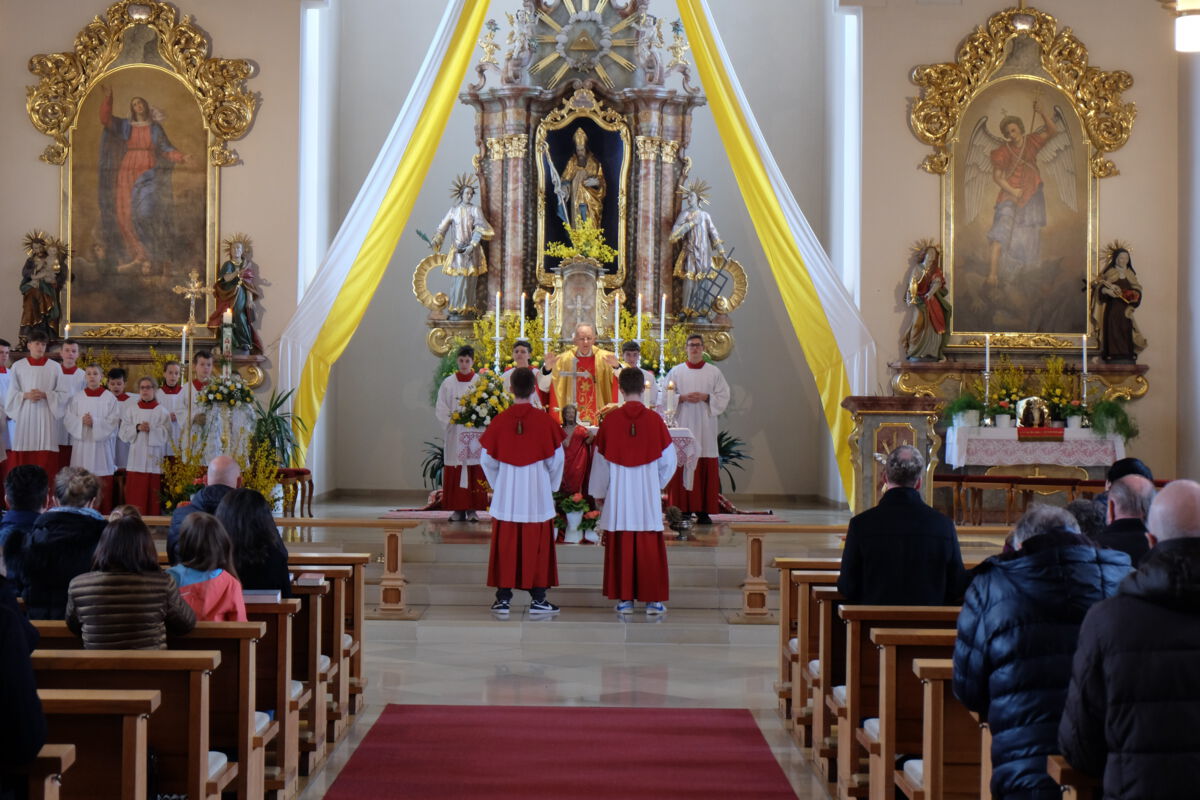 Mit ausdrucksstarker Liturgie in der prächtig geschmückten Pfarrkirche feierte die Pfarrei Ostern.
