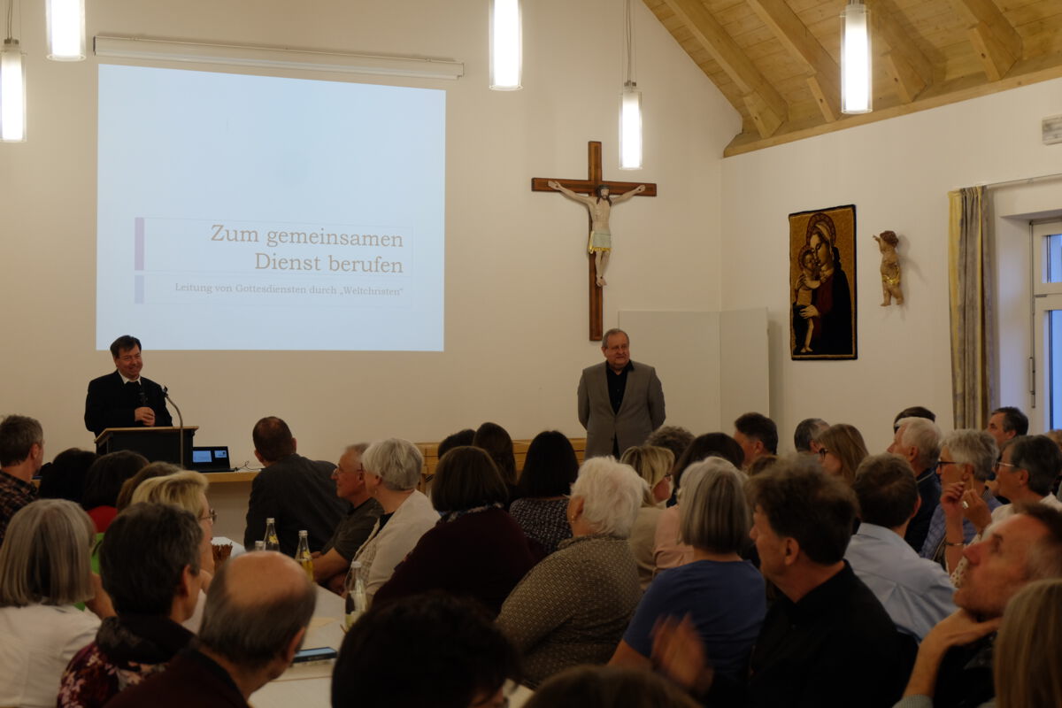 Dekan Thomas Zinecker und Referent Stefan Dorfner bei der Versammlung im Pilgersaal