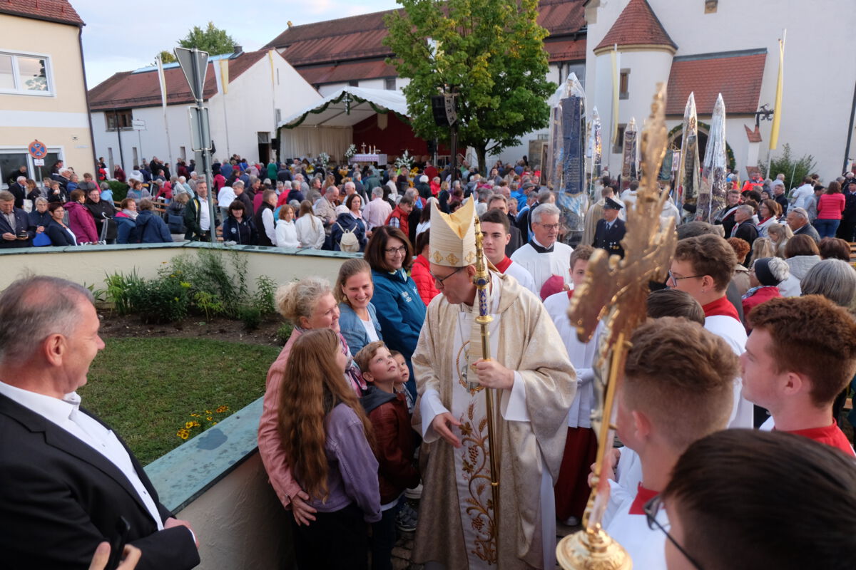 Weihbischof Graf segnet nach dem Gottesdienst die Kinder und kommt mit den Gläubigen ins Gespräch