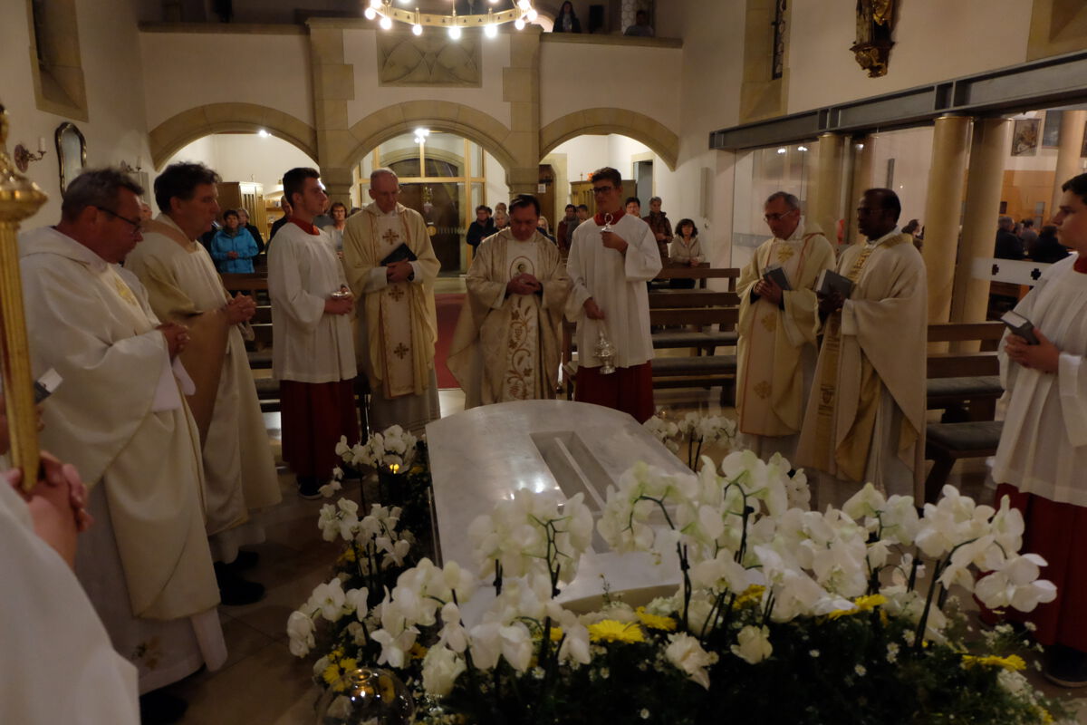 Priester und liturgischer Dienst beten am Grab der hl. Anna Schäffer für die Anliegen von Kirche und Welt