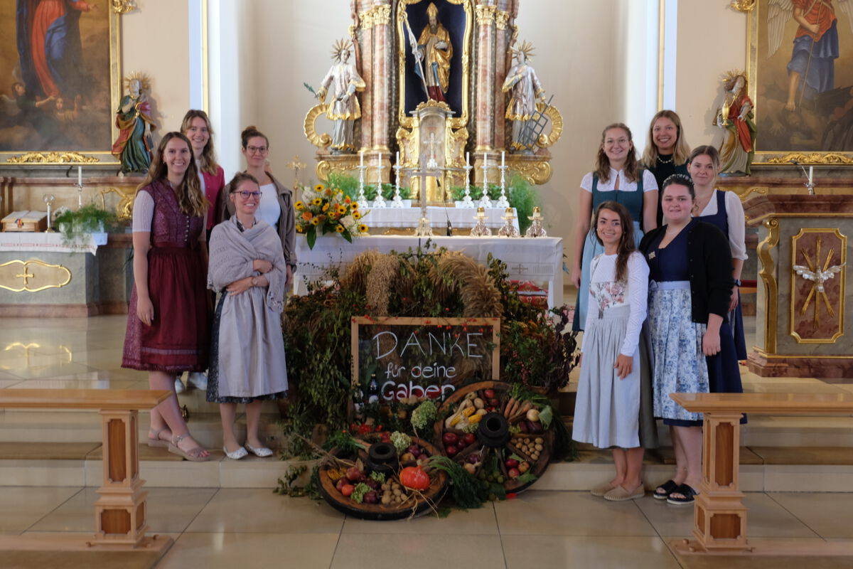 Nach dem Gottesdienst stellten sich die jungen Sängerinnen um den Erntealtar zu einem Foto auf