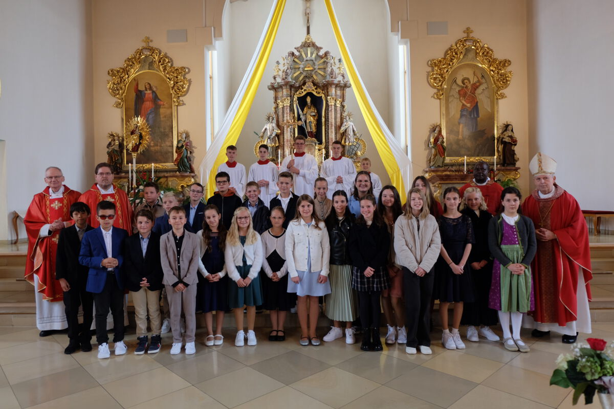 Gruppenfoto der Mindelstettener Firmlinge mit dem Weihbischof und den Priestern der drei Pfarreien