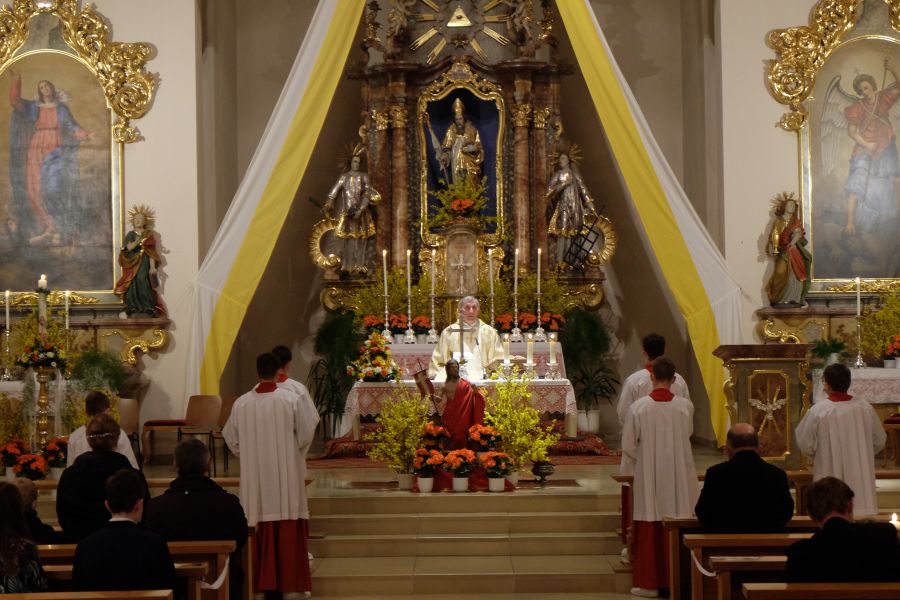 Pfr. Bauer am Altar während der Osternacht