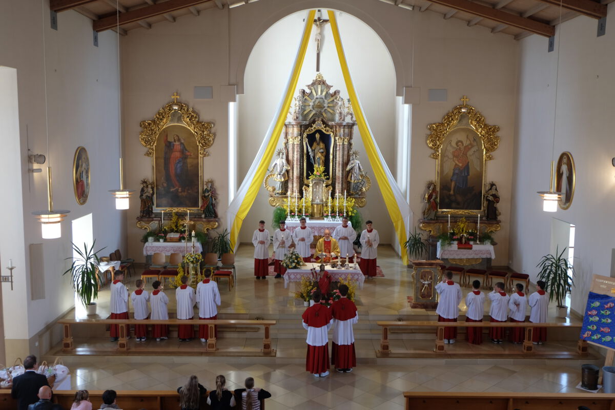 Mit ausdrucksstarker Liturgie in der prächtig geschmückten Pfarrkirche feierte die Pfarrei Ostern.