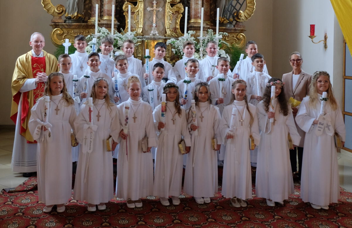 Nach dem Gottesdienst stellten sich die Kommunionkinder zusammen mit Pfarrer Schemmerer zu einem Gruppenfoto vor dem Hochaltar auf