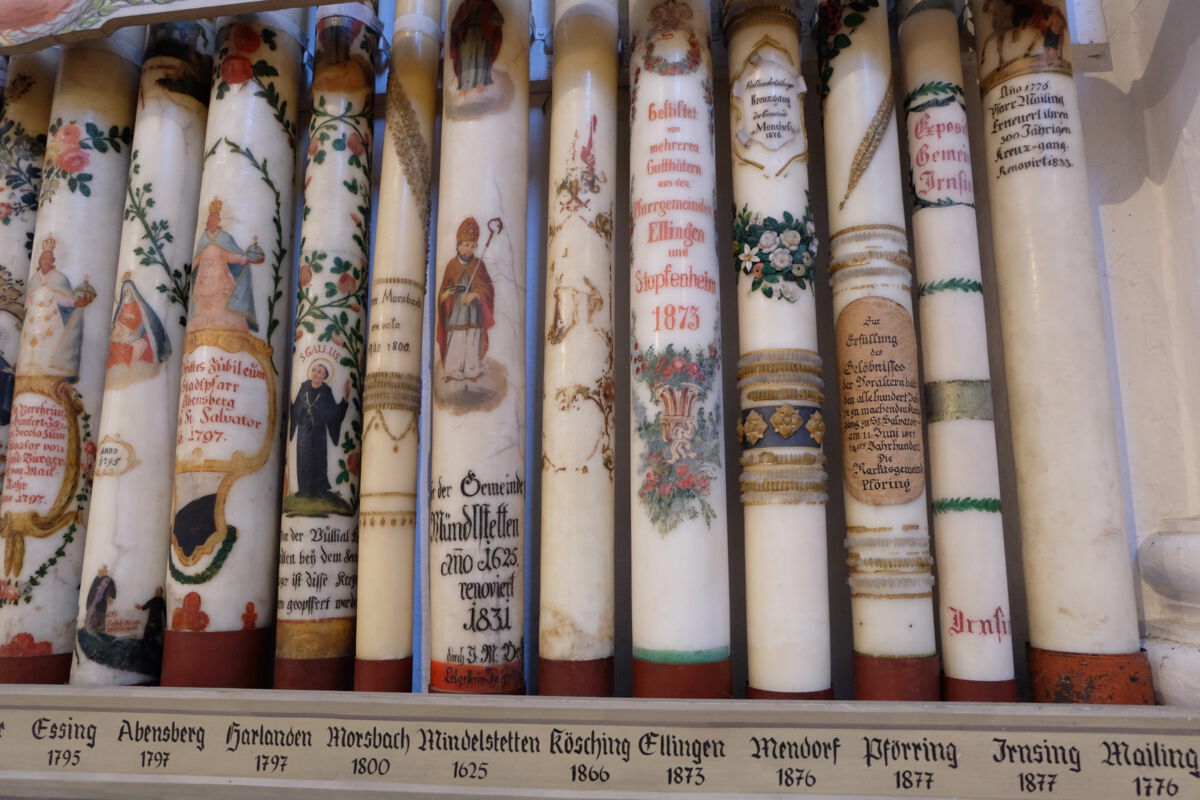 Neben vielen anderen Kerzen steht im Chorraum der Wallfahrtskirche Bettbrunn die Votivkerze aus Mindelstetten von 1625.