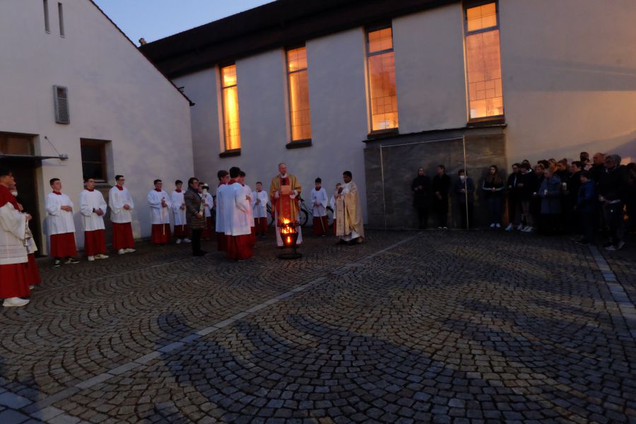 Osterfeuer am Kirchplatz zu Beginn der Auferstehungsfeier