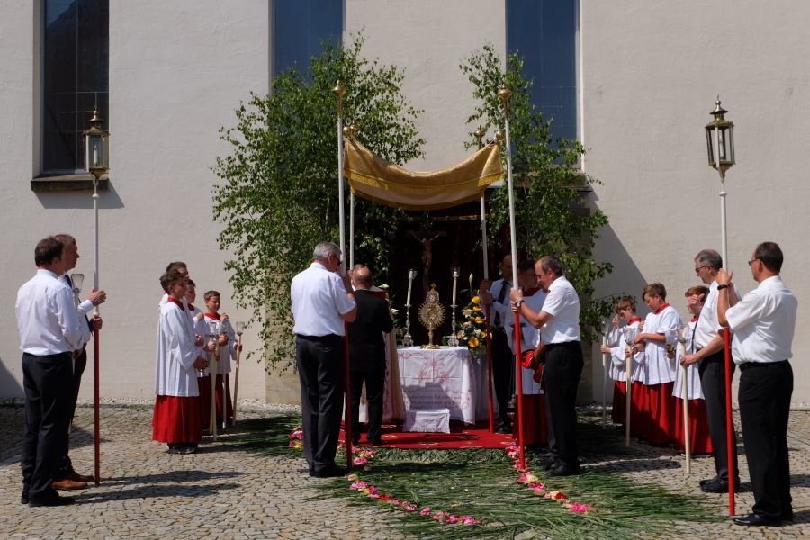 Statio beim dritten Altar am Kirchplatz
