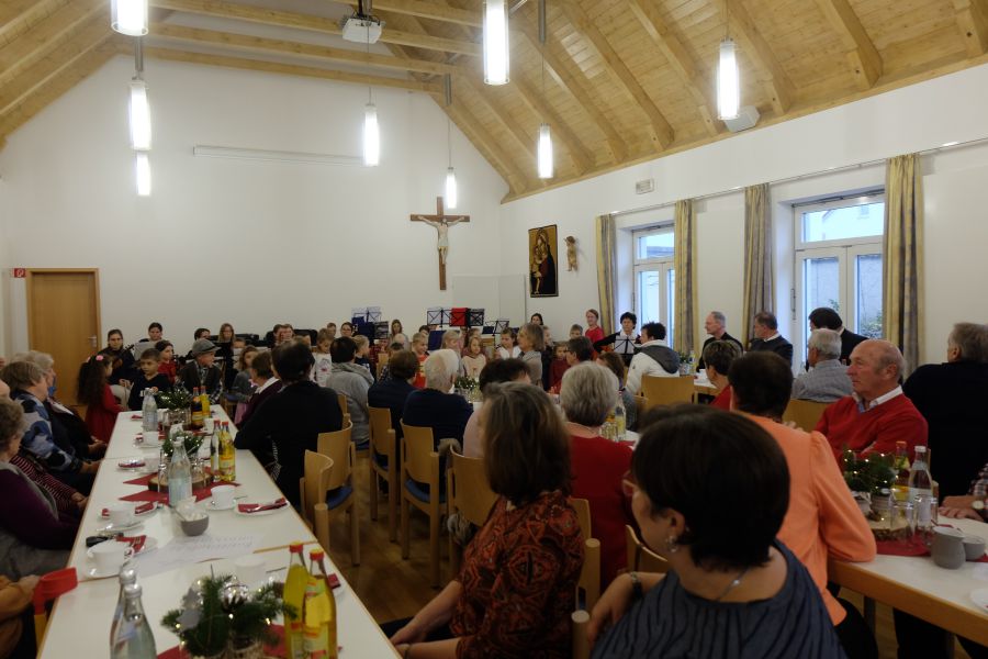 Kinder und Jugendliche gestalteten im Pilgersaal für die Senioren der Pfarrei ein umfangreiches Programm