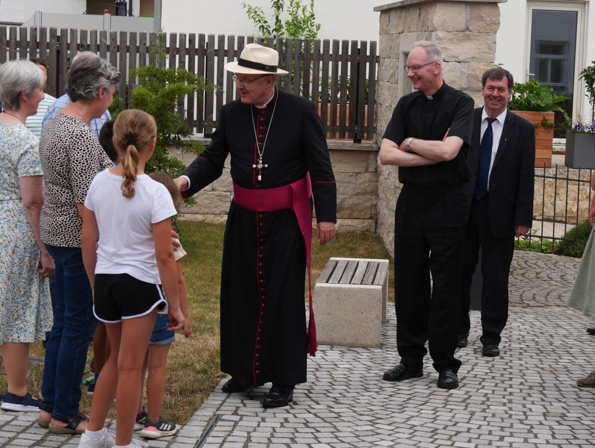 Bischof Voderholzer begrüßt die Anwesenden im Anna Schäffer Garten