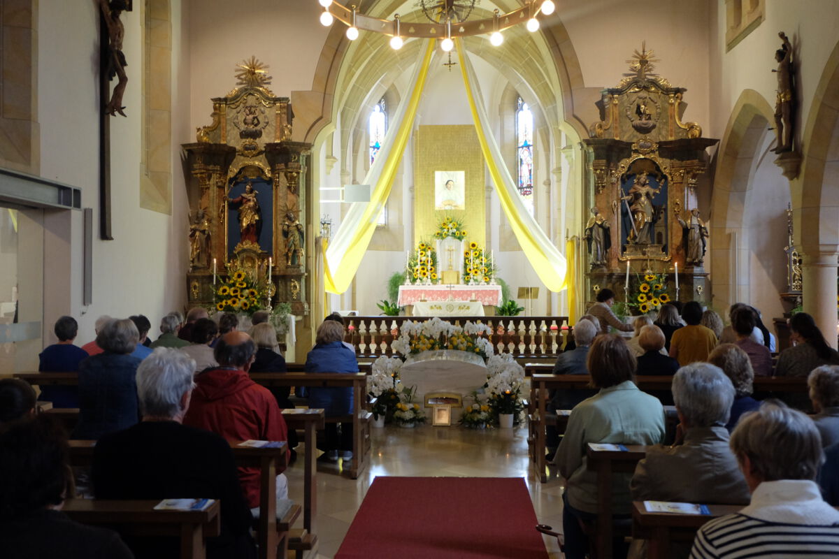 Bereits zum Vormittagsgottesdienst versammelten sich viele Gläubige am Grab der Heiligen