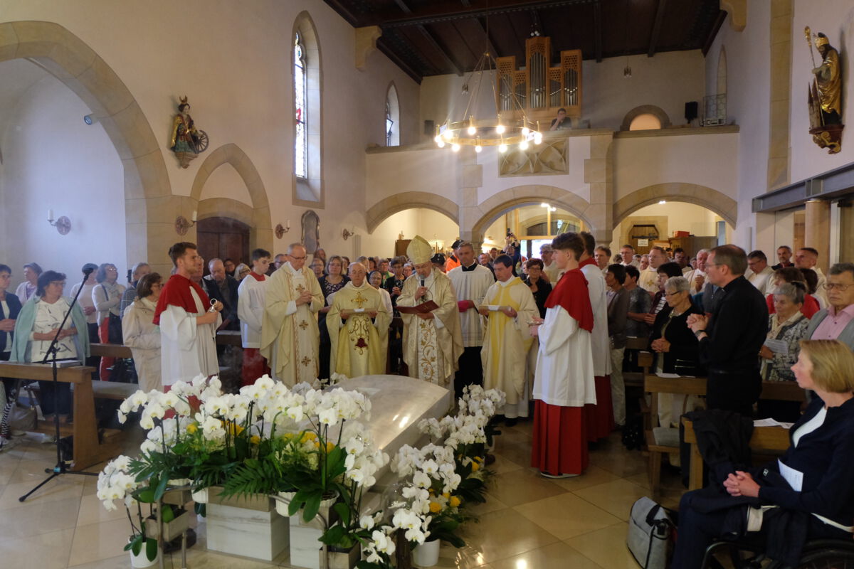 Beim Gebet vor dem Pontifikalgottesdienst am Grab der Heiligen erklärt Bischof Voderholzer die Kirche zum Diözesanheiligtum