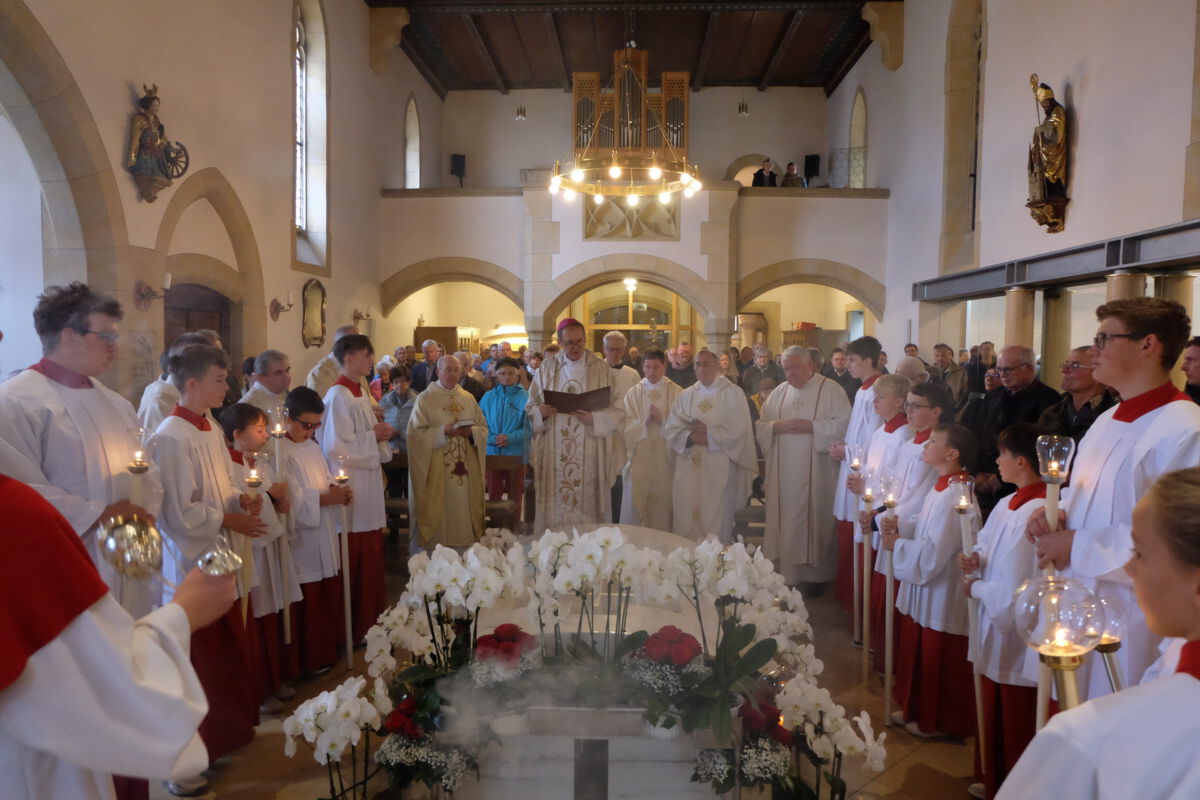Nach dem Festgottesdienst betete der Weihbischof am Grab der heiligen Anna Schäffer