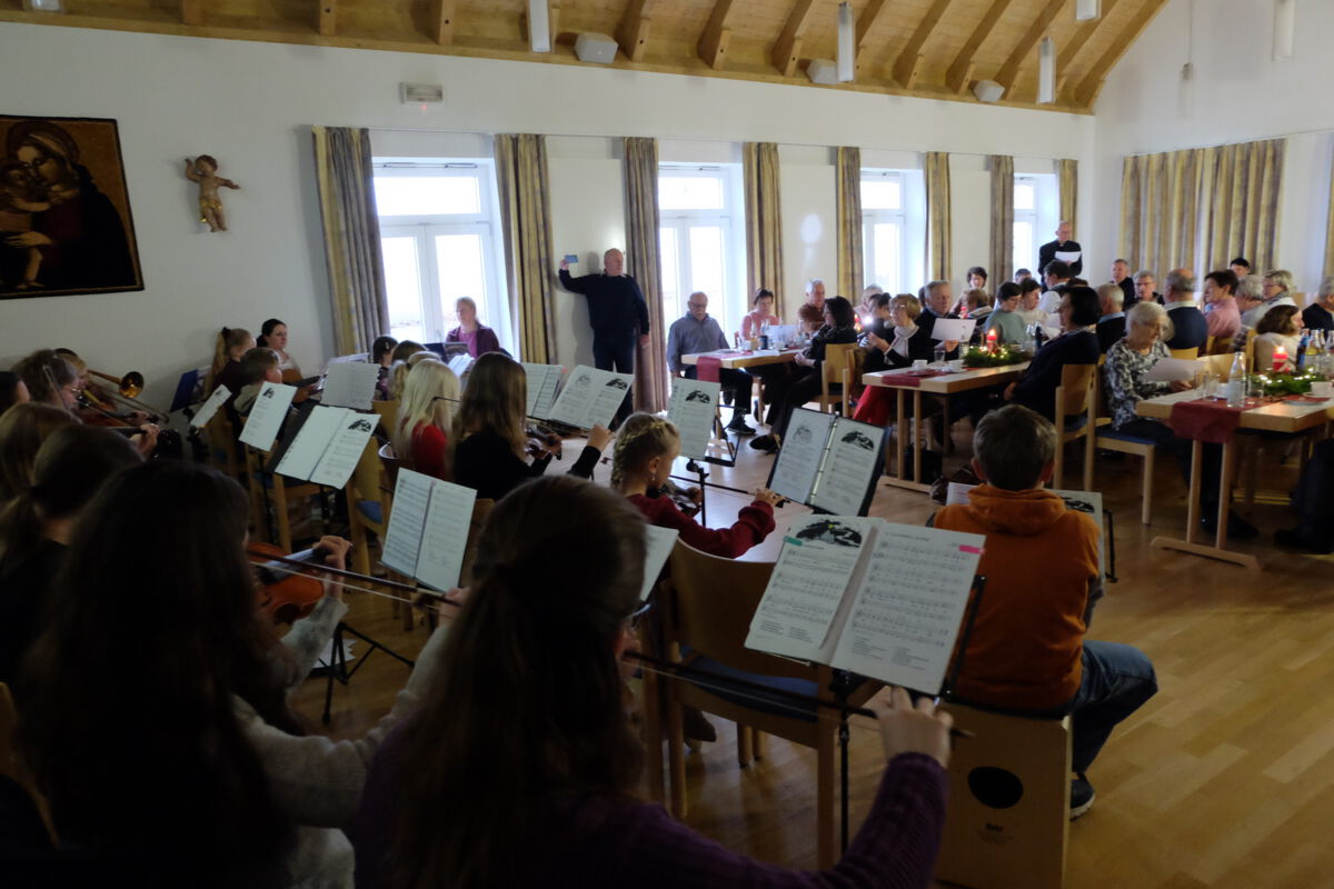 Kinder und Jugendliche musizieren beim Seniorenadvent