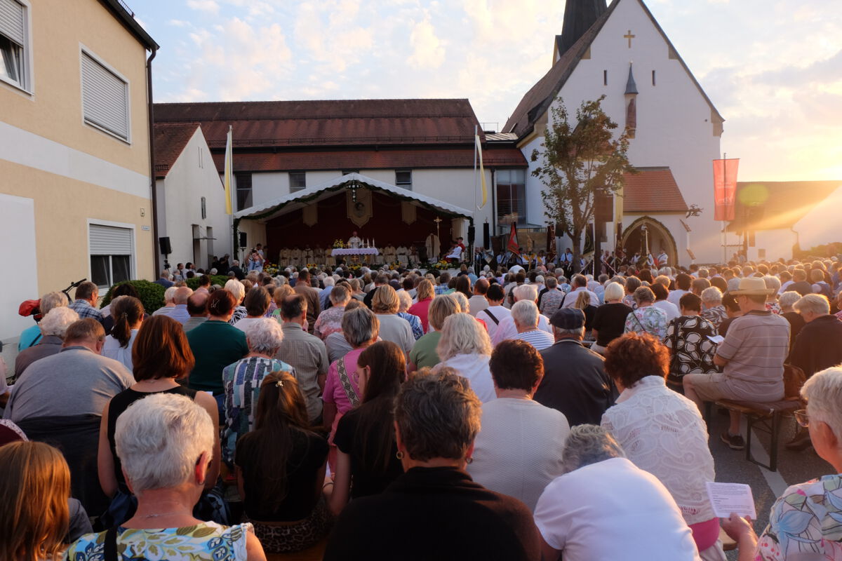Beim abendlichen Pontifikalgottesdienst mit Abt Thomas Freihart aus Weltenburg nahmen wieder zahlreiche Gläubige teil