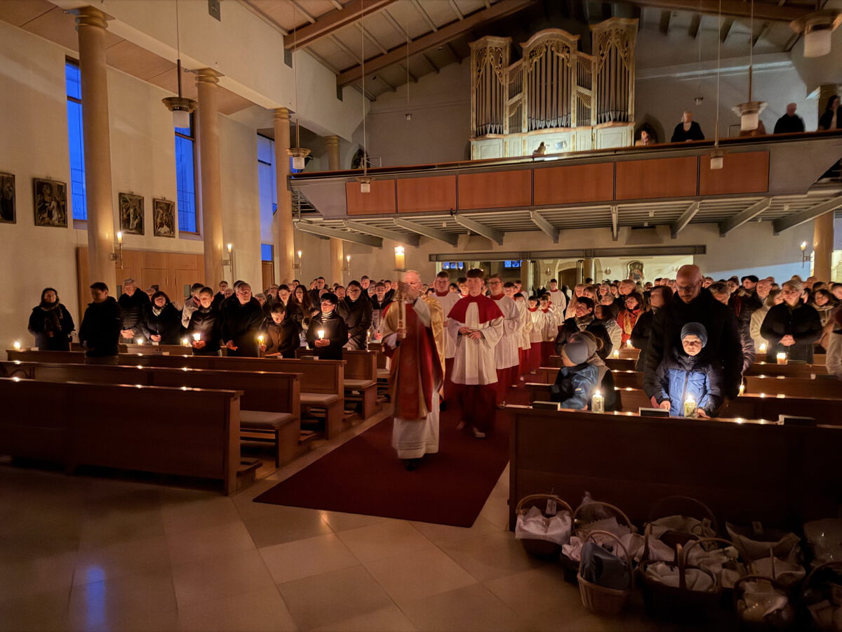 Mit ausdrucksstarker Liturgie in der prächtig geschmückten Pfarrkirche feierte die Pfarrei Ostern.