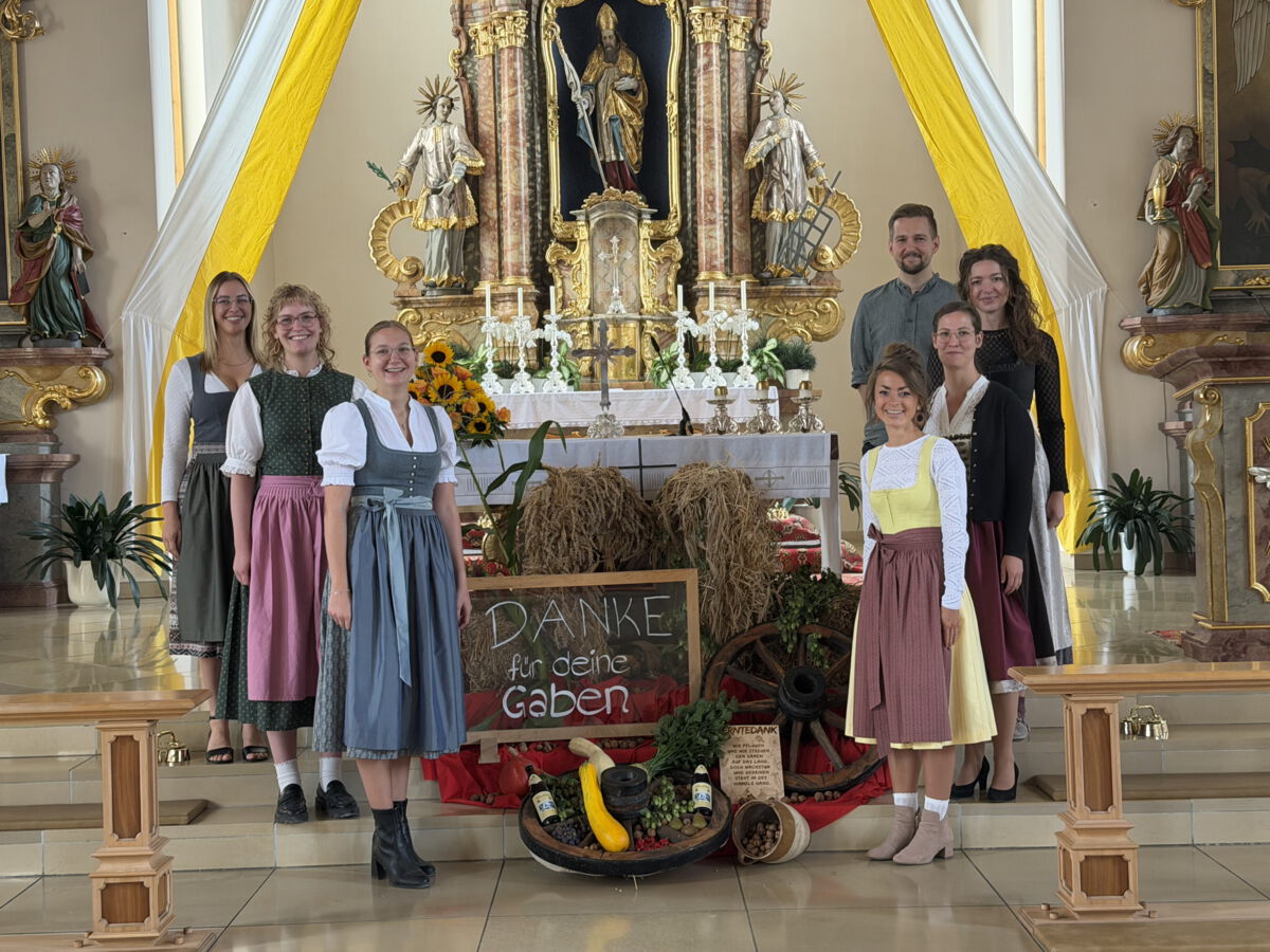 Nach dem Gottesdienst stellten sich die jungen Sängerinnen um den Erntealtar zu einem Foto auf